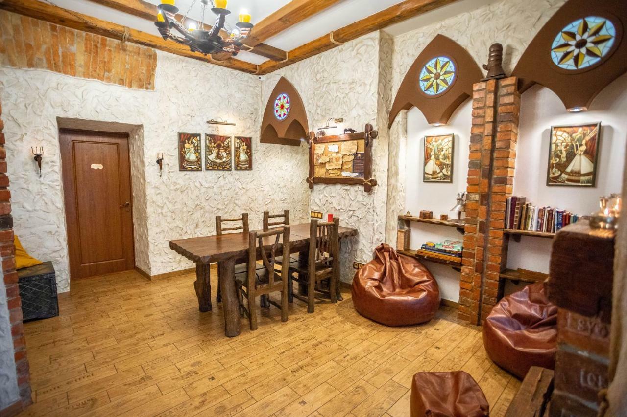 Ghostel - Medieval Hostel Lviv Extérieur photo